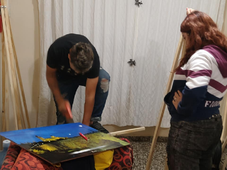 Jóvenes colaborando para el día de Castilla y León